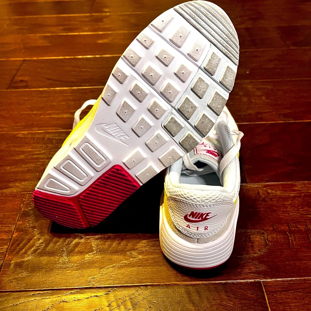 Women Nike Air Max size 7.5